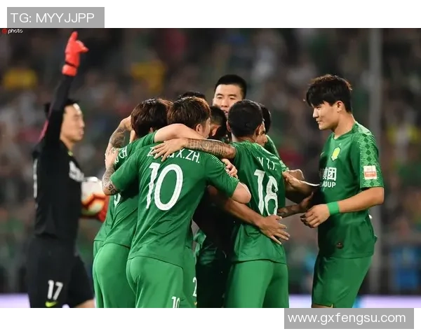 足坛巨星甜蜜亮相携手女友同框笑容灿烂羡煞无数球迷